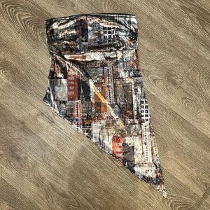 Assymetrical strapless top. Bust properly lined.